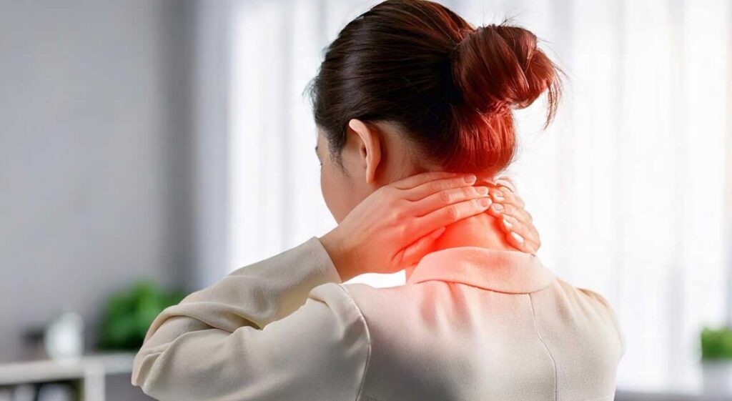 薬を飲んでも頭痛を繰り返す…その原因は「首の緊張」かもしれません！